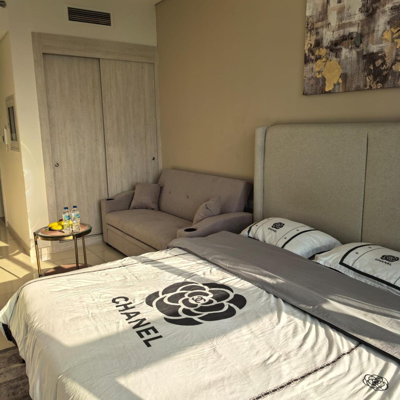 Seven Palm West Apartment *