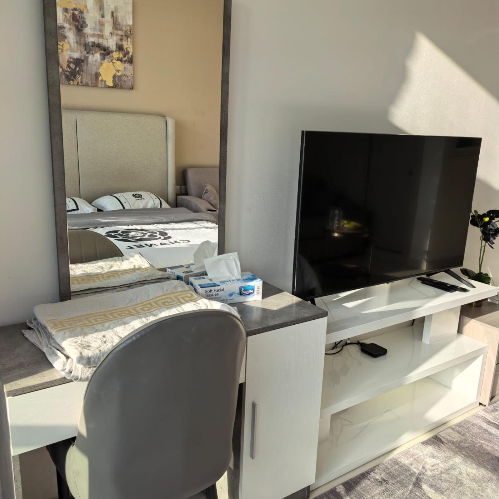 Seven Palm West Apartment *